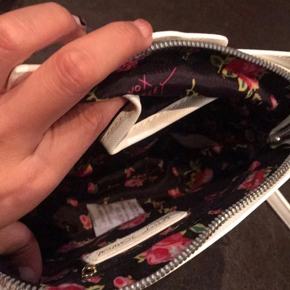 New Betsey Johnson full bloom Satchel cream bag - Picture 4 of 5